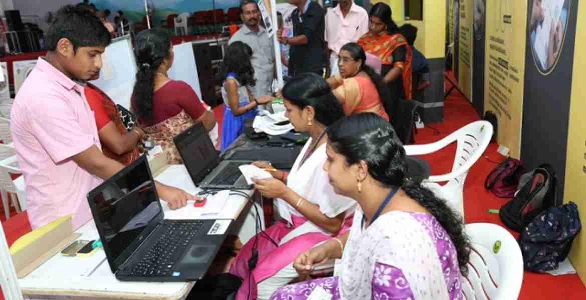 സര്‍ക്കാര്‍ സേവനങ്ങള്‍ തേടാനും അപേക്ഷ നല്‍കാനും അക്ഷയ സ്റ്റാള്‍ സന്ദര്‍ശിക്കുവര്‍.