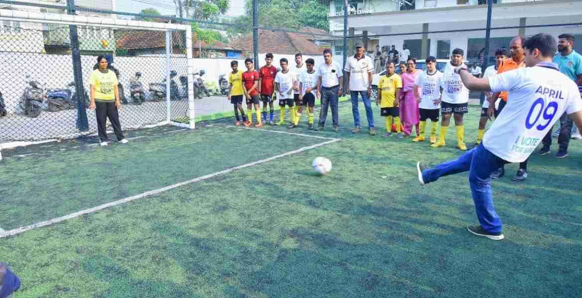 സ്വീപ് ഇലക്ഷൻ പ്രചരണത്തിന്റെ ഭാഗമായി നടന്ന സൗഹൃദ ഫുട്ബാള്‍ ടൂര്‍ണമെന്റ് ജില്ലാ കലക്ടര്‍ സ്‌നേഹില്‍ കുമാര്‍ സിങ് ഉദ്ഘാടനം ചെയ്യുന്നു