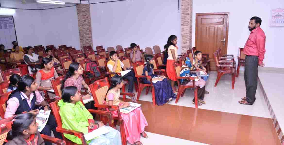 വായനാപക്ഷാചരണത്തിന്റെ ഭാഗമായി ചെറുതോണിയില്‍ സംഘടിപ്പിച്ച ക്വിസ് മത്സരത്തില്‍ നി്.