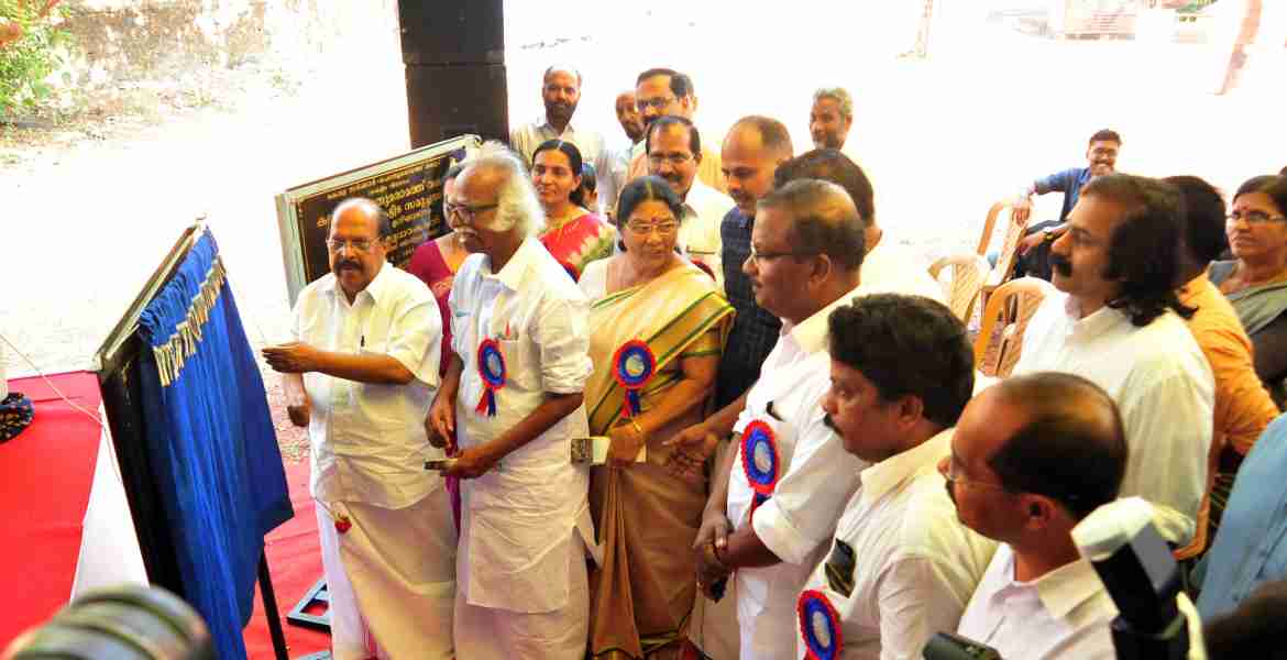 കണ്ണൂര്‍ പൊതുമരാമത്ത് വകുപ്പ് ഓഫിസ് കെട്ടിട സമുച്ചയത്തിന്റെയും വാരം-കടാങ്കോട്-കരിക്കിന്‍ കണ്ടിച്ചിറ റോഡ് പുനരുദ്ധാരണത്തിന്റെയും പ്രവൃത്തി ഉദ്ഘാടനം മന്ത്രി ജി.സുധാകരന്‍ നിര്‍വഹിക്കുന്നു.