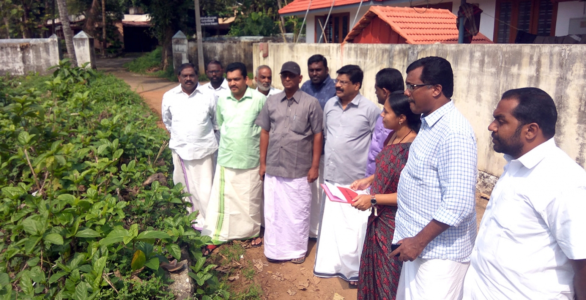 ജില്ലാ പിഎസ്സി ഓഫീസിനുള്ള സ്ഥലം പിഎസ്സി ചെയര്‍മാന്‍ എം കെ സക്കീറും അംഗങ്ങളും സന്ദര്‍ശിക്കുന്നു. വീണാജോര്‍ജ് എംഎല്‍എ സമീപം.