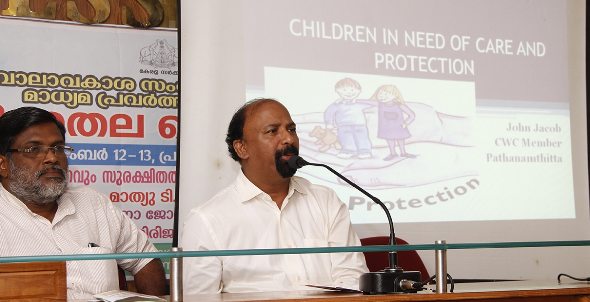 പത്തനംതിട്ട പ്രസ്  ക്ലബ്ബില്‍ നടന്ന മാധ്യമ സെമിനാറില്‍ ശ്രദ്ധയും സംരക്ഷണവും ആവശ്യമായ കുട്ടികളും ചൈല്‍ഡ് വെല്‍ഫെയര്‍ കമ്മിറ്റിയും എന്ന വിഷയത്തില്‍ ജോണ്‍ ജേക്കബ് ക്ലാസെടുക്കുന്നു.