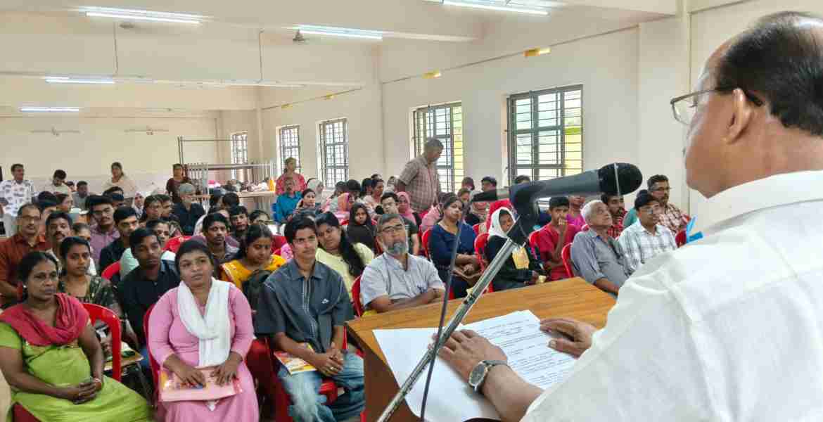 ആഴ്ചവട്ടം ജിഎച്ച്എസ്എസില്‍ നടന്ന വൊക്കേഷണല്‍ അസസ്‌മെന്റ് ക്യാമ്പ് അഹമ്മദ് ദേവര്‍കോവില്‍ എംഎല്‍എ ഉദ്ഘാടനം ചെയ്യുന്നു