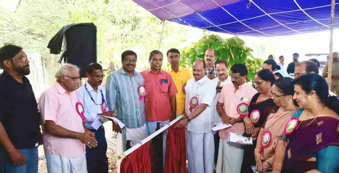 എരവത്ത്കുന്ന് ടൂറിസം പദ്ധതിയുടെ പ്രവൃത്തി ഉദ്ഘാടന ചടങ്ങില്‍ അഹമ്മദ് ദേവര്‍കോവില്‍ എം.എല്‍.എ ശിലാഫലകം അനാച്ഛാദനം ചെയ്യുന്നു