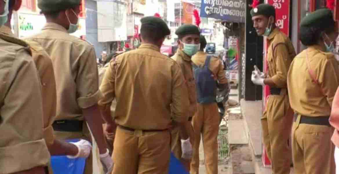 കട്ടപ്പന ടൗണില്‍ എന്‍ സി സി കേഡറ്റുകള്‍ ശുചീകരണ പ്രവര്‍ത്തനം നടത്തുന്നു.