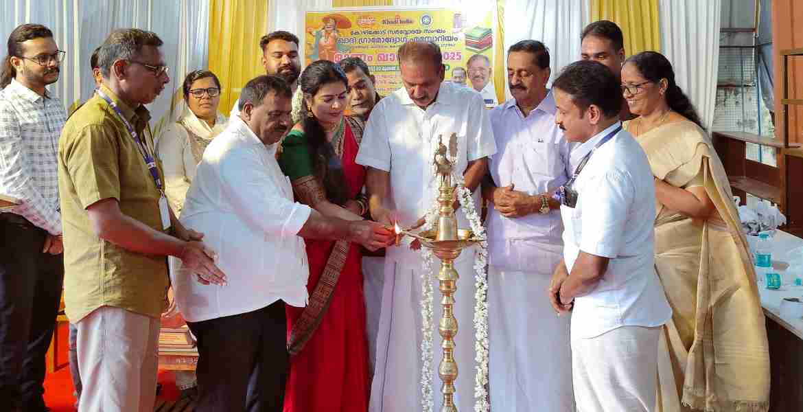 ഖാദി ഗ്രാമോദ്യോഗ് എമ്പോറിയത്തിൽ ആരംഭിച്ച ഓണം ഖാദി മേള 2025 ന്റെ ഉദ്ഘാടനം വനം വന്യജീവി സംരക്ഷണ വകുപ്പ് മന്ത്രി  എ. കെ. ശശീന്ദ്രൻ നിർവഹിക്കുന്നു