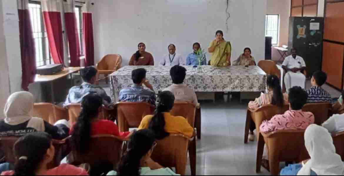 തിരുവമ്പാടി ഗ്രാമപഞ്ചായത്തിൽ ആരംഭിച്ച അക്ഷര കേരളം സർവ്വേ വിവരശേഖരണം ഗ്രാമപഞ്ചായത്ത് പ്രസിഡൻ്റ് ബിന്ദു ജോൺസൺ ഉദ്ഘാടനം ചെയ്യുന്നു