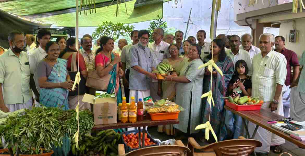 'ഓണസമൃദ്ധി 2025' പഴം-പച്ചക്കറി വിപണിയുടെ ജില്ലാതല ഉദ്ഘാടനം എടച്ചേരി ഗ്രാമപഞ്ചായത്തില്‍ ഇ കെ വിജയന്‍ എംഎല്‍എ നിര്‍വഹിക്കുന്നു