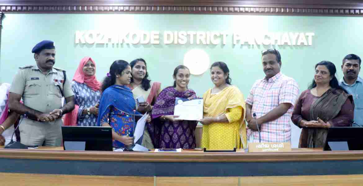 2 മില്യണ്‍ പ്ലഡ്ജി'ന്റെ ഭാഗമായി പ്രവര്‍ത്തിച്ച ക്യാമ്പയിന്‍ കോഓഡിനേറ്റര്‍മാര്‍ക്കുള്ള സര്‍ട്ടിഫിക്കറ്റ് വിതരണം ജില്ലാ പഞ്ചായത്ത് പ്രസിഡന്റ് ഷീജ ശശി ഉദ്ഘാടനം ചെയ്യുന്നു