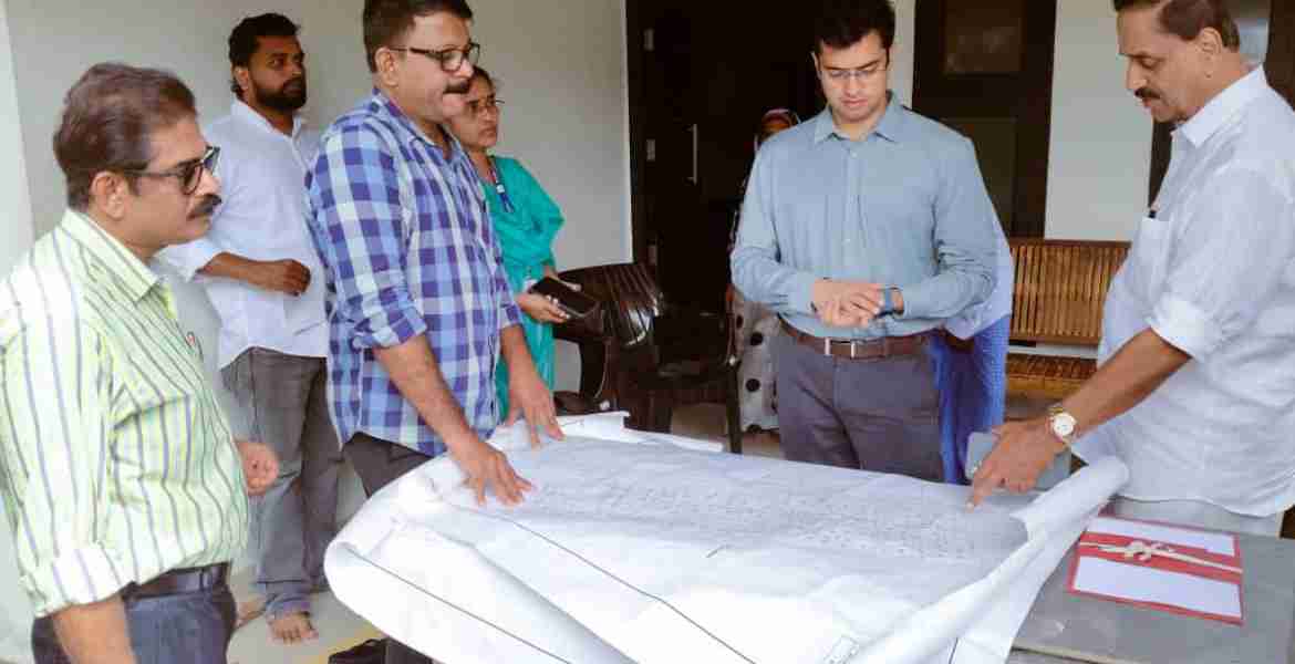 കോഴിക്കോട് താലൂക്കിലെ പുതിയങ്ങാടി വില്ലേജ് ശാന്തി നഗർ കോളനിയിൽ ജില്ലാ കലക്ടർ സ്‌നേഹിൽ കുമാർ സിംഗ്, എം.എ.ൽ.എ തോട്ടത്തിൽ രവീന്ദ്രൻ എന്നിവർ സന്ദർശനം നടത്തുന്നു