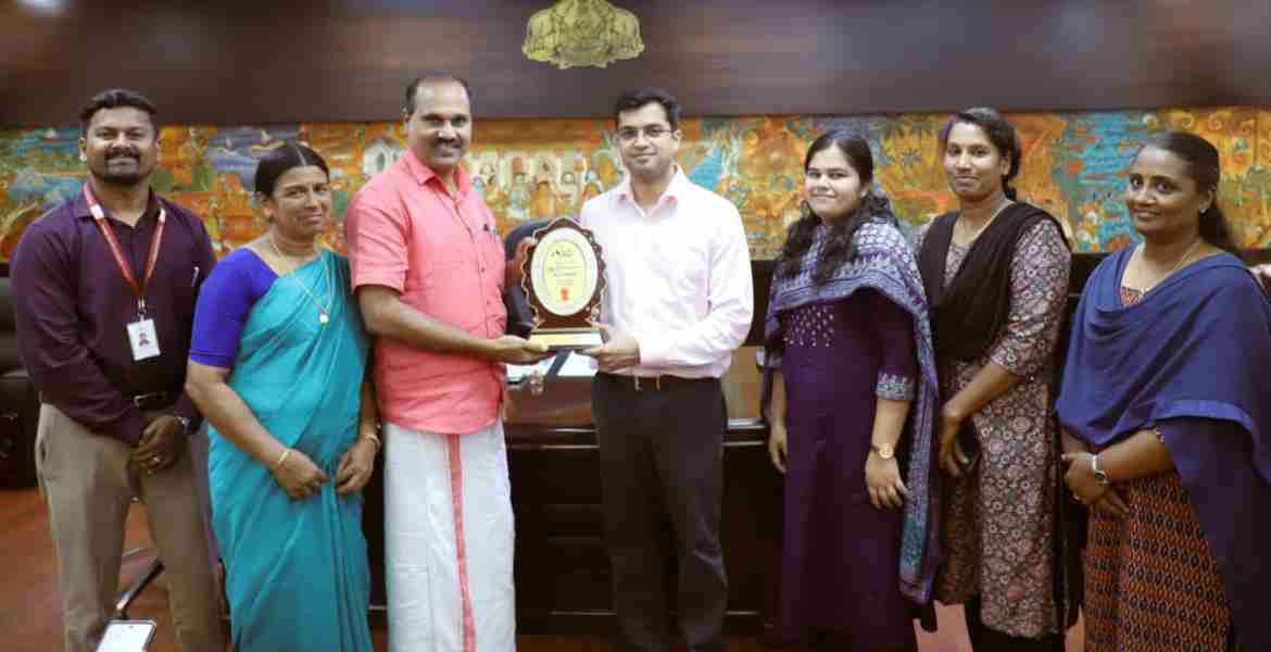 സ്വച്ഛതാ ഹി സേവ, ശുചിത്വോത്സവം 2025 മികച്ച ഗ്രാമ പഞ്ചായത്തിനുള്ള പുരസ്കാരം പെരുമണ്ണ ഗ്രാമ പഞ്ചായത്ത് പ്രസിഡന്റ് ഏറ്റുവാങ്ങുന്നു.