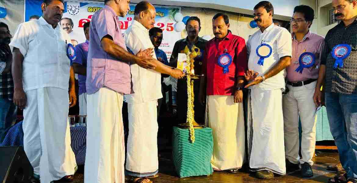 ഉന്നതവിജയം നേടിയ മത്സ്യത്തൊഴിലാളികളുടെ മക്കള്‍ക്കുള്ള വിദ്യാഭ്യാസ അവാര്‍ഡ് വിതരണ ചടങ്ങ് അഹമ്മദ് ദേവര്‍കോവില്‍ എംഎല്‍എ ഉദ്ഘാടനം ചെയ്യുന്നു