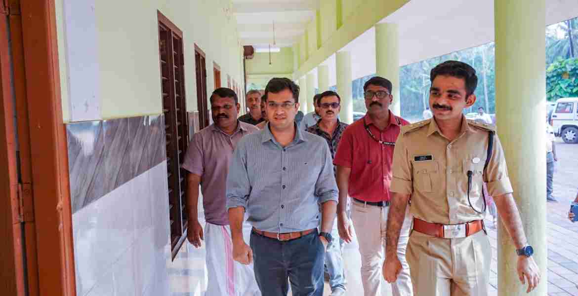 നിയമസഭ തിരഞ്ഞെടുപ്പിന്റെ ഭാഗമായി കൊടുവള്ളി കെ എം ഒ സ്കൂളിലെ വോട്ടെണ്ണൽ കേന്ദ്രങ്ങളും സ്ട്രോംഗ് റൂമുകളും  ജില്ലാ കളക്ടർ സ്‌നേഹിൽ കുമാർ സിംഗ് സന്ദർശിക്കുന്നു