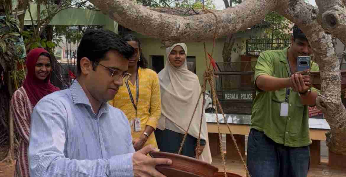 'കിളികളും കൂളാവട്ടെ' ജനകീയ ക്യാമ്പയിന്റെ ഉദ്ഘാടനം കലക്ടറേറ്റ് പ്രവേശന കവാടത്തിന് സമീപം ഒരുക്കിയ കുടത്തിൽ വെള്ളം നിറച്ച് ജില്ലാ കലക്ടർ സ്നേഹിൽ കുമാർ സിങ് നിർവഹിക്കുന്നു