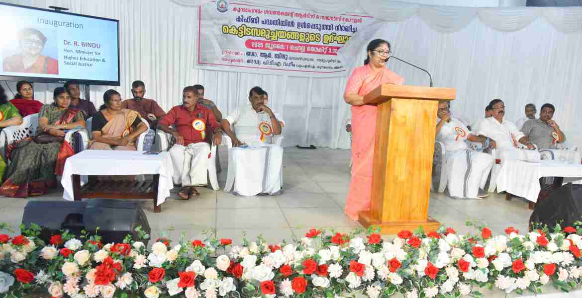 കുന്നമംഗലം ഗവൺമെൻറ് ആർട്സ് ആൻഡ് സയൻസ് കോളേജിൽ നിർമിച്ച പുതിയ അക്കാദമിക ബ്ലോക്കിന്റെയും കാന്റ്റീനിന്റെയും പെൺകുട്ടികൾക്കുള്ള ഹോസ്റ്റലിൻ്റെയും, ഓപ്പൺ എയർ ഓഡിറ്റോറിയത്തിൻ്റെയും,വുഷു പ്ലാറ്റ്ഫോമിൻ്റെയും ഉദ്ഘാടനം  ഉന്നത വിദ്യാഭ്യാസ, സാമൂഹ്യനീതി വകുപ്പ് മന്ത്രി ഡോ. ആർ. ബിന്ദു നിർവഹിക്കുന്നു