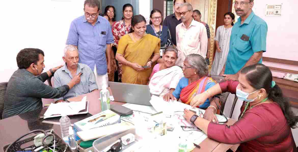 ആയുഷ്യം ആരോഗ്യ പദ്ധതി വഴി നടപ്പാക്കുന്ന വാർഡ് തല ആരോഗ്യ സ്ക്രീനിംഗ് ക്യാമ്പിൽ വയോജനങ്ങൾ പരിശോധന നടത്തുന്നു
