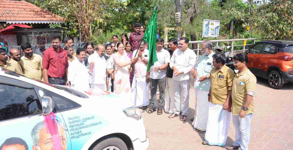 കോഴിക്കോട് ഭട്ട് റോഡ് ബീച്ചില്‍ നടന്ന ബോധവത്കരണ വാഹന പ്രചാരണ യാത്ര  പരിപാടി മേയര്‍ ബീന ഫിലിപ്പ് ഫ്ളാഗ് ഓഫ് ചെയ്യുന്നു