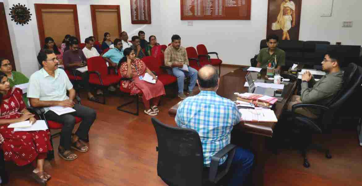 ജൽജീവൻ മിഷൻ പ്രവൃത്തിയുമായി ബന്ധപ്പെട്ട് ജില്ലാ കളക്ടർ സ്നേഹിൽ കുമാർ സിംഗിന്റെ അധ്യക്ഷതയിൽ ചേർന്ന അവലോകന യോഗത്തിൽ നിന്ന്