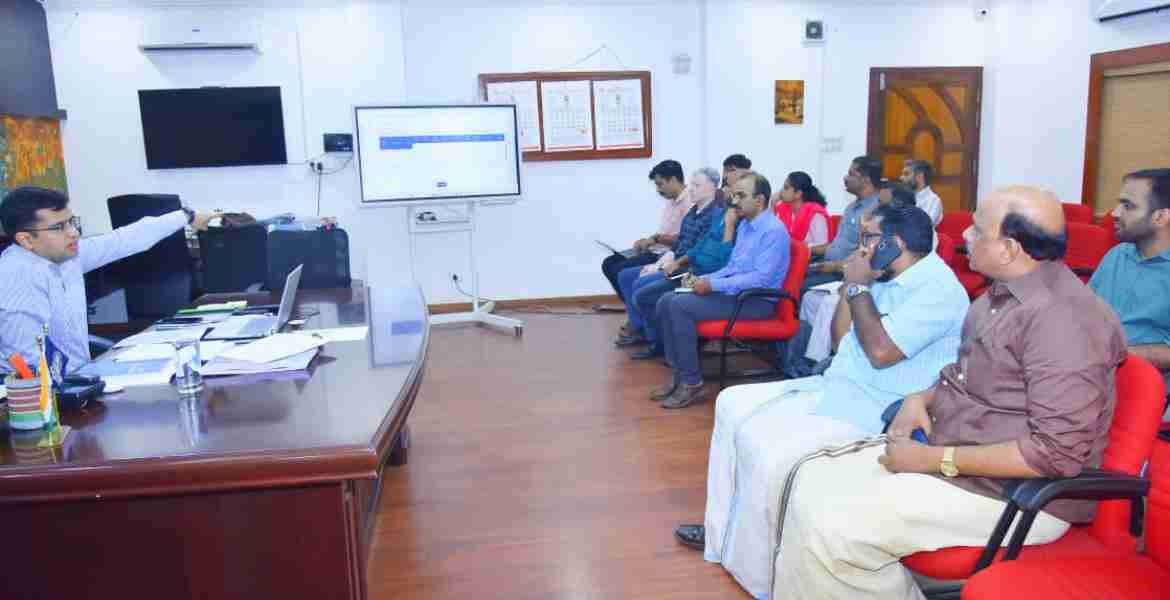 ഇലക്‌ട്രോണിക് വോട്ടിങ് യന്ത്രങ്ങളുടെയും (ഇ.വി.എം) വിവിപാറ്റിന്റെയും ആദ്യഘട്ട റാന്‍ഡമൈസേഷന്റെ ഭാഗമായി ജില്ലാ കലക്ടറുടെ അധ്യക്ഷതയില്‍ ചേര്‍ന്ന യോഗം