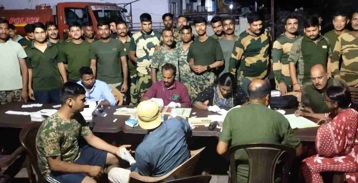 നിയമസഭ തിരഞ്ഞെടുപ്പിന്റെ ഭാഗമായി വടകര താഴെ അങ്ങാടിയിലെ സൈക്ലോണ്‍ ഷെല്‍ട്ടറില്‍ താമസിച്ചുവരുന്ന ബി.എസ്.എഫ് അംഗങ്ങള്‍ക്കായി നടത്തിയ രാത്രികാല രക്തപരിശോധനാ ക്യാമ്പ്