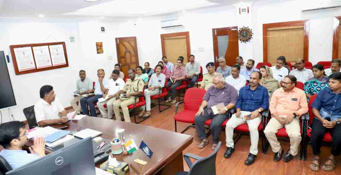 ജില്ലയില്‍ വരള്‍ച്ചാ പ്രതിരോധ പ്രവര്‍ത്തനങ്ങള്‍ ചര്‍ച്ച ചെയ്യാന്‍ ജില്ലാ കലക്ടര്‍ സ്‌നേഹില്‍ കുമാര്‍ സിങ്ങിന്റെ അധ്യക്ഷതയില്‍ ചേര്‍ന്ന യോഗം