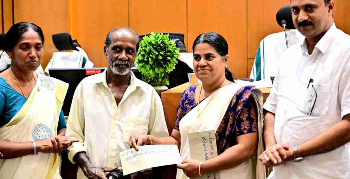 60 വയസ്സിന് മുകളില്‍ പ്രായമുള്ള പട്ടികവര്‍ഗ വിഭാഗക്കാര്‍ക്ക് സംസ്ഥാന സര്‍ക്കാര്‍ 1000 രൂപ ഓണസമ്മാനം നല്‍കുന്ന പദ്ധതിയുടെ ജില്ലാതല വിതരണോദ്ഘാടനം ജില്ലാ പഞ്ചായത്ത് പ്രസിഡന്റ് അഡ്വ. കെ.കെ രത്നകുമാരി നിര്‍വഹിക്കുന്നു