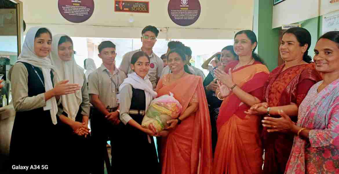 തലക്കുളത്തൂർ ഗ്രാമപഞ്ചായത്തിലെ പാലിയേറ്റിവ് കുടുംബങ്ങൾക്കുള്ള കിറ്റ് പഞ്ചായത്ത് പ്രസിഡന്റ് കെ ടി പ്രമീള വിദ്യാത്ഥികളിൽ നിന്ന് ഏറ്റുവാങ്ങുന്നു