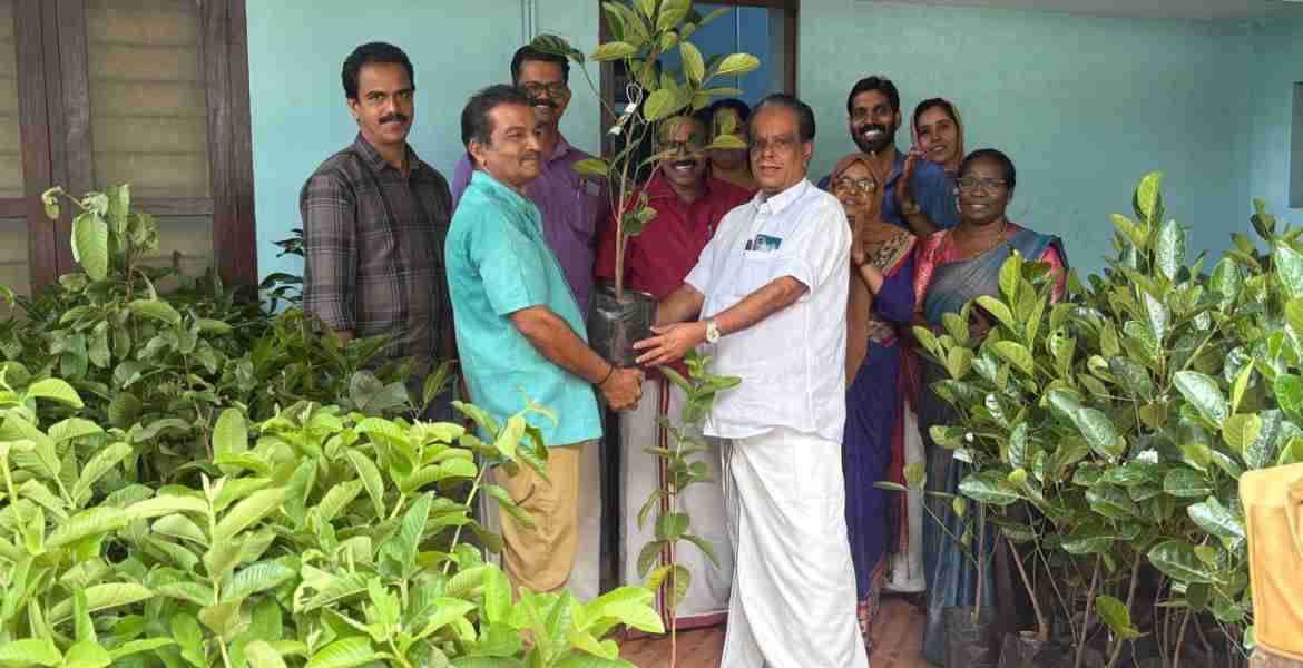 പനങ്ങാട് ഗ്രാമപഞ്ചായത്ത് വാർഷിക പദ്ധതി യിലുൾപ്പെടുത്തി നൽകുന്ന ഫലവൃക്ഷത്തൈവിതരണം ഉദ്ഘാടനം ഗ്രാമപഞ്ചായത്ത് പ്രസിഡന്റ്‌ വി എം കുട്ടികൃഷ്ണൻ നിർവഹിക്കുന്നു