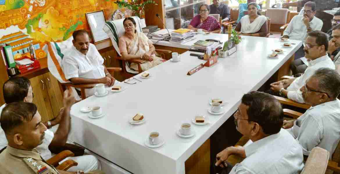 എലത്തൂർ പ്രദേശത്തെ പ്രാണി ശല്യം ചർച്ച ചെയ്യാനായി വനം വന്യജീവി വകുപ്പ് മന്ത്രി എ കെ ശശീന്ദ്രന്റെ നേതൃത്വത്തിൽ കോർപ്പറേഷൻ ഓഫീസിൽ ചേർന്ന ഉന്നതല യോഗം