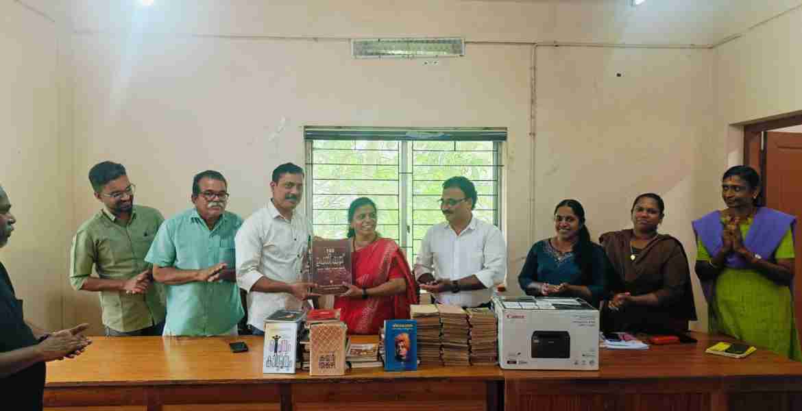 തദ്ദേശസ്വയംഭരണ വകുപ്പ് അസിസ്റ്റൻറ് ഡയറക്ടർ രവികുമാർ  ഗ്രാമപഞ്ചായത്ത് പ്രസിഡണ്ട് കെ ടി പ്രമീളയിൽ നിന്ന് അക്ഷരോന്നതിയിലേക്ക് പുസ്തകങ്ങൾ ഏറ്റുവാങ്ങുന്നു