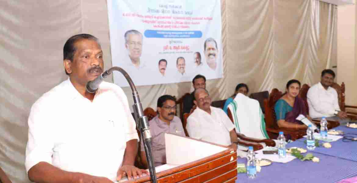 ഒ.ബി.സി വിഭാഗത്തിലെ തെരുവ് കച്ചവടക്കാര്‍ക്ക് മൊബൈല്‍ സ്ട്രീറ്റ് വെന്‍ഡിങ് കാര്‍ട്ട് വാങ്ങുന്നതിനുള്ള ധനസഹായ പദ്ധതിയുടെ ഉദ്ഘാടനം മന്ത്രി ഒ ആർ കേളു നിർവഹിക്കുന്നു