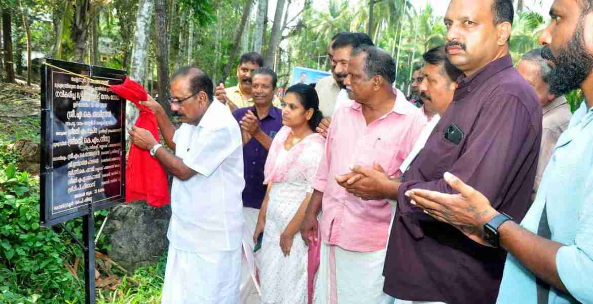 നവീകരിച്ച ചേളന്നൂർ 8/4 -മുതുവാട്ട് താഴം റോഡ് ഉദ്ഘാടനം മന്ത്രി എ കെ ശശീന്ദ്രൻ നിർവഹിക്കുന്നു