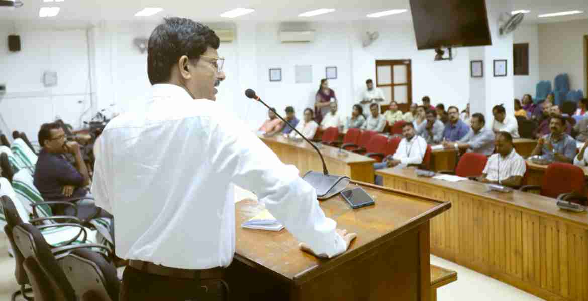 കോഴിക്കോട് സിവില്‍ സ്‌റ്റേഷന്‍ വിവരാവകാശ സൗഹൃദമാക്കുന്നതിന്റെ ഭാഗമായുള്ള പ്രവര്‍ത്തനങ്ങള്‍ വിലയിരുത്തുന്നതിനായി ചേര്‍ന്ന യോഗത്തില്‍ വിവരാവകാശ കമീഷണര്‍ അഡ്വ. ടി കെ രാമകൃഷ്ണന്‍ സംസാരിക്കുന്നു