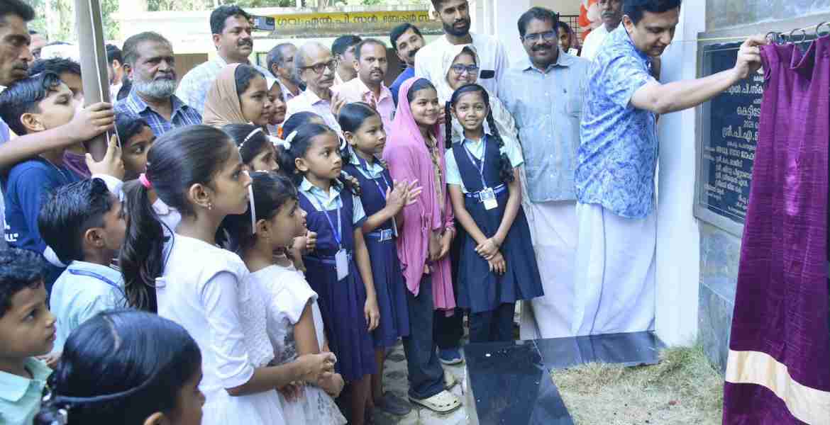 ബേപ്പൂർ സൗത്ത് ഗവ: എൽ പി സ്കൂളിന്റെ കെട്ടിട ഉദ്ഘാടനം മന്ത്രി പി.എ മുഹമ്മദ് റിയാസ് നിർവ്വഹിക്കുന്നു