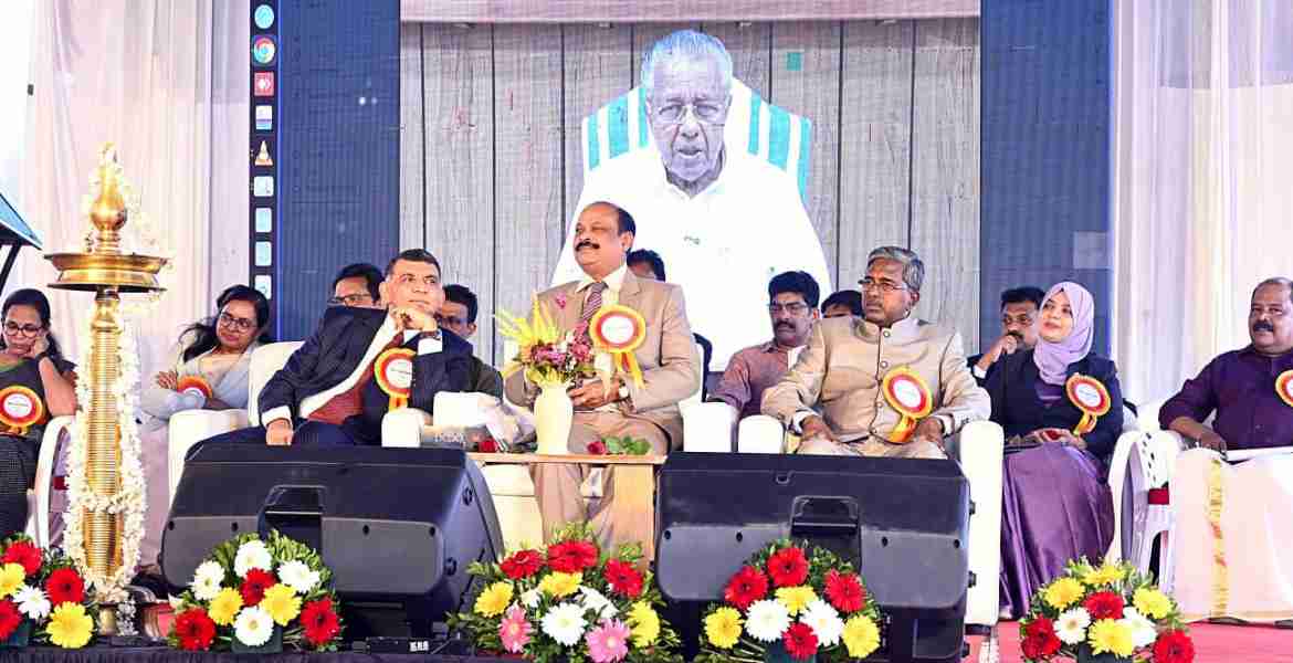 വടകര കുടുംബ കോടതിക്ക് പുതുതായി നിർമിച്ച കെട്ടിടം  മുഖ്യമന്ത്രി പിണറായി വിജയൻ ഓൺലൈനായി ഉദ്ഘാടനം ചെയ്യുന്നു