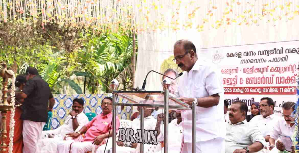 കടലുണ്ടി-വള്ളിക്കുന്ന് നഗരവനം പദ്ധതിയുടെ ഭാഗമായി ഒരുക്കിയ ബോട്ട് ജെട്ടിയുടെയും ബോര്‍ഡ് വാക്കിന്റെയും ഉദ്ഘാടനം മന്ത്രി എ.കെ ശശീന്ദ്രന്‍ നിര്‍വഹിക്കുന്നു