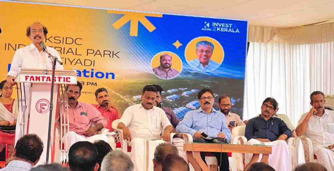 കുറ്റ്യാടി മണിമല നാളികേര പാർക്കിൽ പ്രവൃത്തി പൂർത്തീകരിച്ച ഒന്നാംഘട്ടത്തിന്റെ ഉദ്ഘാടനം കെ പി കുഞ്ഞമ്മദ് കുട്ടി മാസ്റ്റർ എം.എൽ.എ നിർവഹിക്കുന്നു