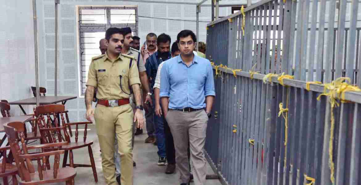 വടകര, കുറ്റ്യാടി, നാദാപുരം നിയമസഭ മണ്ഡലങ്ങളുടെ വോട്ടെണ്ണല്‍ കേന്ദ്രമായ വടകര മടപ്പള്ളി കോളേജില്‍ ജില്ലാ കലക്ടര്‍ സ്‌നേഹില്‍ കുമാര്‍ സിങ് സന്ദര്‍ശനം നടത്തുന്നു