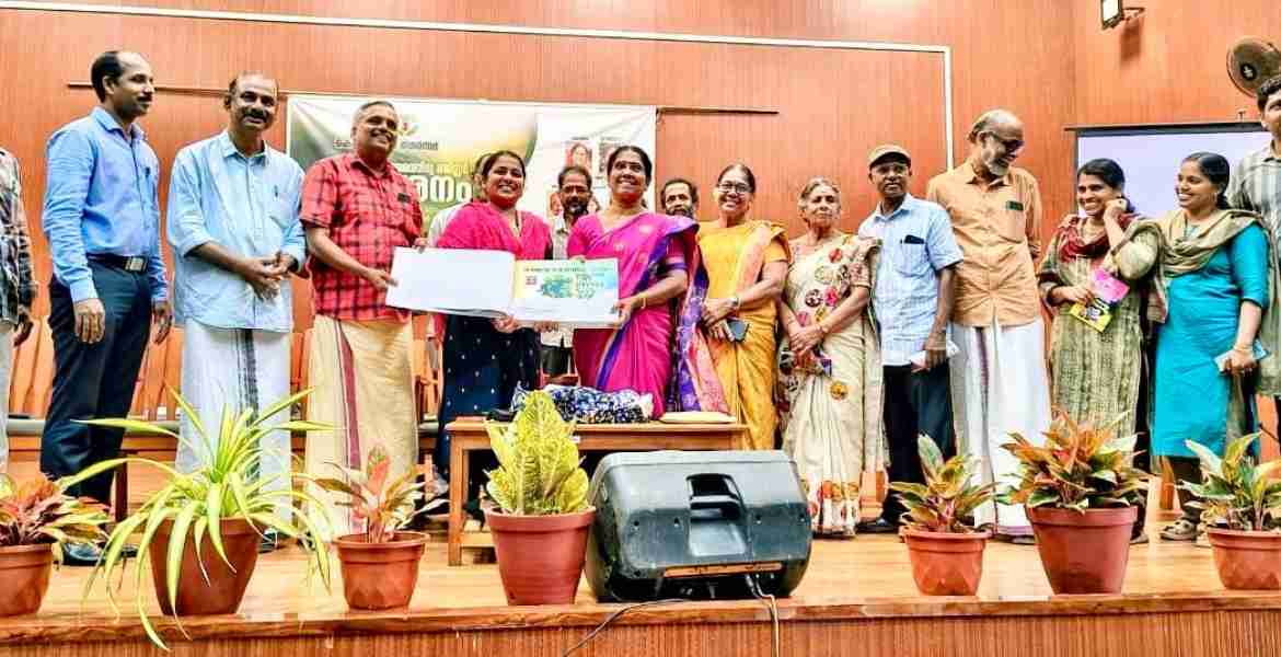 കൊയിലാണ്ടി നഗരസഭയിലെ ജൈവ വൈവിധ്യ പരിപാലന സമിതിയുടെ നേതൃത്വത്തിൽ തയാറാക്കിയ പുതുക്കിയ ജൈവവൈവിധ്യ രജിസ്റ്റർ പ്രകാശനം ചെയ്യുന്നു
