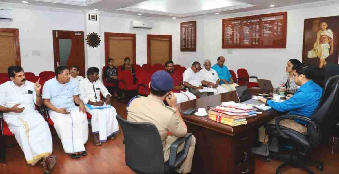 നിയമസഭ തിരഞ്ഞെടുപ്പിന് മുന്നോടിയായി ജില്ലാ കലക്ടര്‍ സ്‌നേഹില്‍ കുമാര്‍ സിങ്ങിന്റെ അധ്യക്ഷതയില്‍ ചേര്‍ന്ന രാഷ്ട്രീയ പാര്‍ട്ടി പ്രതിനിധികളുടെ യോഗം