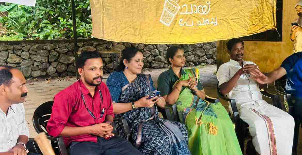 കോടഞ്ചേരി വട്ടച്ചിറ ഉന്നതിയിൽ സംഘടിപ്പിച്ച ചായ് പേ ചർച്ചയിൽ അസി. കലക്ടർ ഡോ. എസ് മോഹനപ്രിയ സംവദിക്കുന്നു