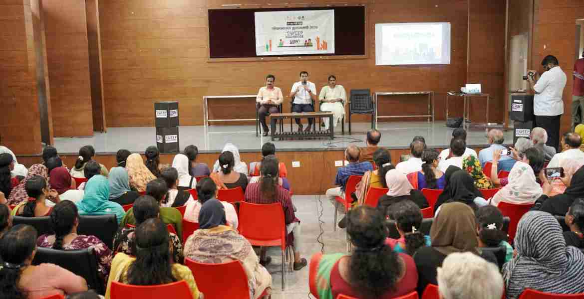 വോട്ടര്‍മാരുടെ പങ്കാളിത്തം വര്‍ധിപ്പിക്കുന്നതിനുള്ള പ്രചാരണ പരിപാടികളുടെ ഭാഗമായി സംഘടിപ്പിച്ച കുടുംബശ്രീ, റസിഡന്റ്‌സ് അസോസിയേഷന്‍ യോഗം ജില്ലാ കലക്ടര്‍ സ്‌നേഹില്‍ കുമാര്‍ സിങ് ഉദ്ഘാടനം ചെയ്യുന്നു