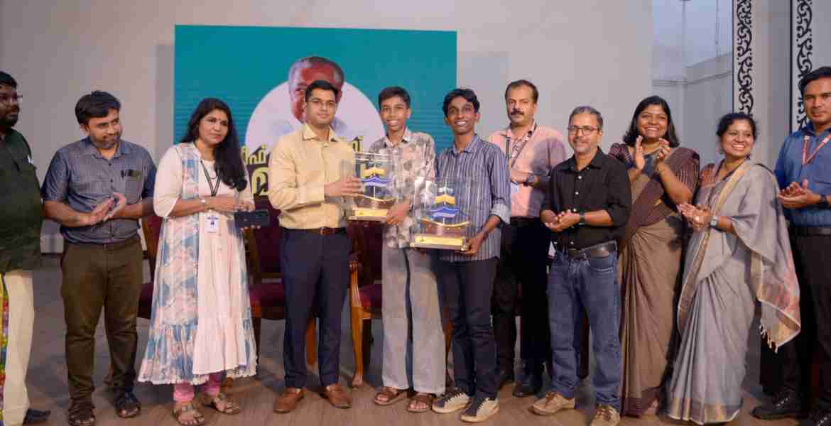 ചീഫ് മിനിസ്റ്റേഴ്സ് മെഗാ ക്വിസ് സ്കൂൾതലത്തിൽ വിജയികളായവർക്ക് ജില്ലാ കലക്ടർ സ്നേഹിൽ കുമാർ സിംഗ് മൊമെന്റോ നൽകുന്നു