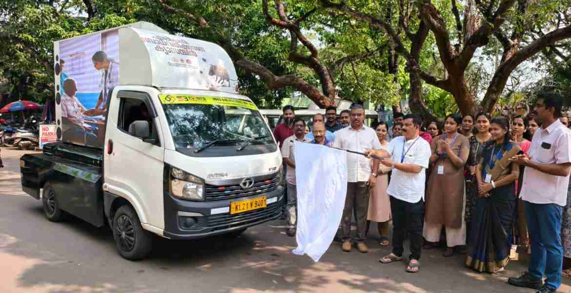 ആരോഗ്യ വകുപ്പിന്റെ നേതൃത്വത്തില്‍ എലിപ്പനിക്കെതിരെ നടത്തുന്ന ബോധവത്കരണ പ്രവര്‍ത്തനങ്ങളുടെ ഭാഗമായ വാഹന പ്രചാരണ ജാഥയുടെ ഫ്‌ളാഗ് ഓഫ് അഡീഷണല്‍ ജില്ലാ മെഡിക്കല്‍ ഓഫീസര്‍ ഡോ. എ ടി മനോജ്  നിര്‍വഹിക്കുന്നു