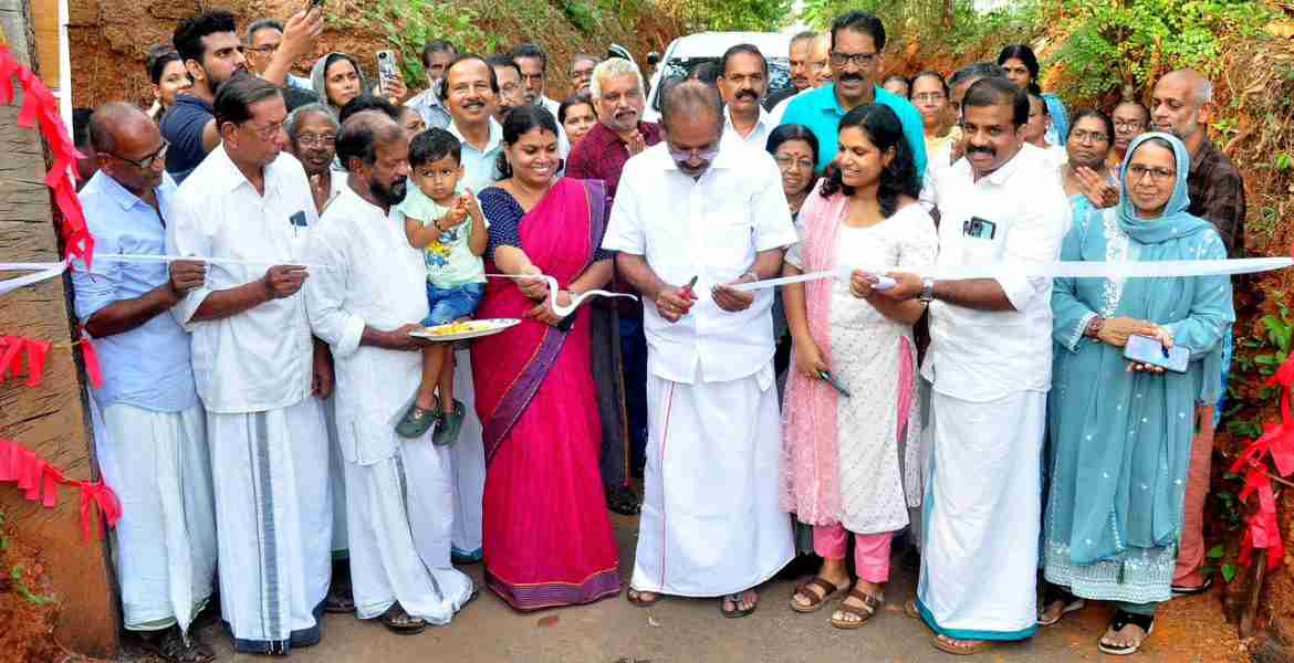 നന്മണ്ട ഗ്രാമപഞ്ചായത്തിലെ നീലോത്ത് -ഈച്ചരോത്ത് റോഡ് മന്ത്രി എ കെ ശശീന്ദ്രൻ ഉദ്ഘാടനം ചെയ്യുന്നു