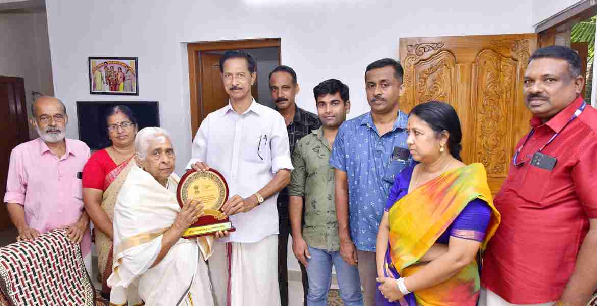 സ്വാതന്ത്ര്യസമര സേനാനി ആറന്മുള പരമൂട്ടില്‍ വീട്ടില്‍ ടി. എന്‍. പദ്മനാഭപിള്ളയുടെ ഭാര്യ ഗൗരിയമ്മ വനജാക്ഷിയമ്മയെ (96) ജില്ലാ പഞ്ചായത്ത് പ്രസിഡന്റ് അഡ്വ. ഓമല്ലൂര്‍ ശങ്കരന്‍ ആദരിക്കുന്നു.