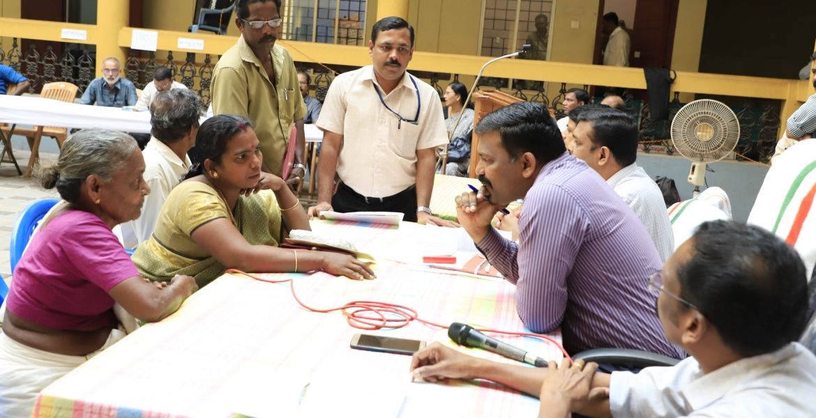 ഹോസ്ദുര്‍ഗ് താലൂക്ക് ഓഫീസ് പരിസരത്ത് ജില്ലാ കളക്ടര്‍ ജീവന്‍ബാബു.കെ നടത്തിയ പരാതി പരിഹാര അദാലത്ത്.