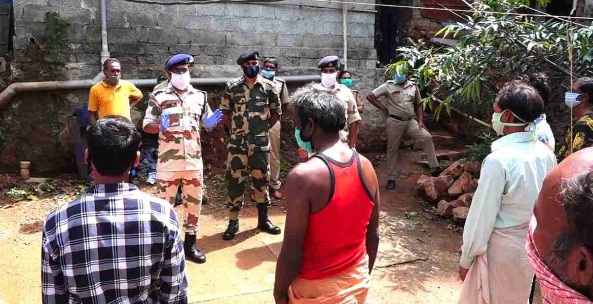 അടിമാലിയില്‍ അതിഥി തൊഴിലാളികള്‍ക്കായി ബോതവത്ക്കരണം നല്‍കുന്നു.