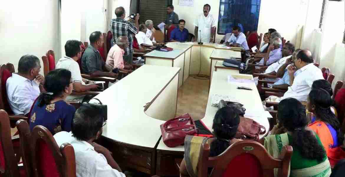 അടിമാലി ഗ്രാമപഞ്ചായത്തില്‍ ചേര്‍ന്ന അവലോകന യോഗത്തില്‍ ഗ്രാമപഞ്ചായത്ത് വൈസ്പ്രസിഡന്റ് എം പി വര്‍ഗീസ് സംസാരിക്കുന്നു.