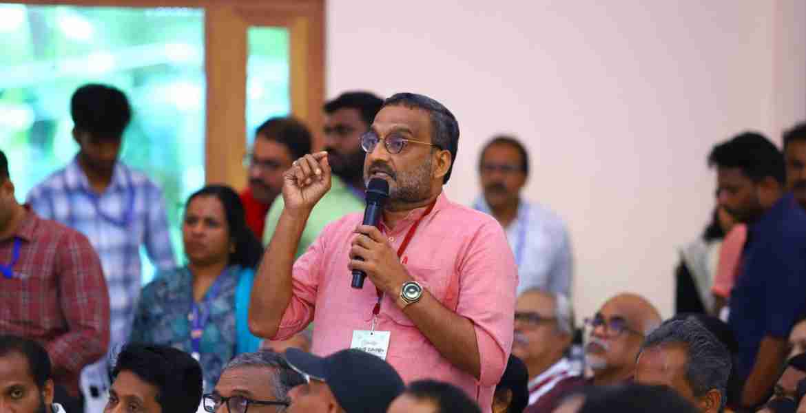 ഇലന്തൂര്‍ പെട്രാസ് കണ്‍വെന്‍ഷന്‍ സെന്ററില്‍ നടന്ന മുഖ്യമന്ത്രി പിണറായി വിജയന്റെ ജില്ലാതല യോഗത്തില്‍ നിര്‍ദേശം പങ്കുവയ്ക്കുന്ന  സംസ്ഥാന പാഠപുസ്തക നിര്‍മാണ സമിതി അംഗം ഡോ. അജിത് ആര്‍ പിള്ള.